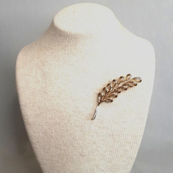 Vintage Taiwan Leaf Brooch Gold Tone Open Work Pattern - Picture 1 of 7